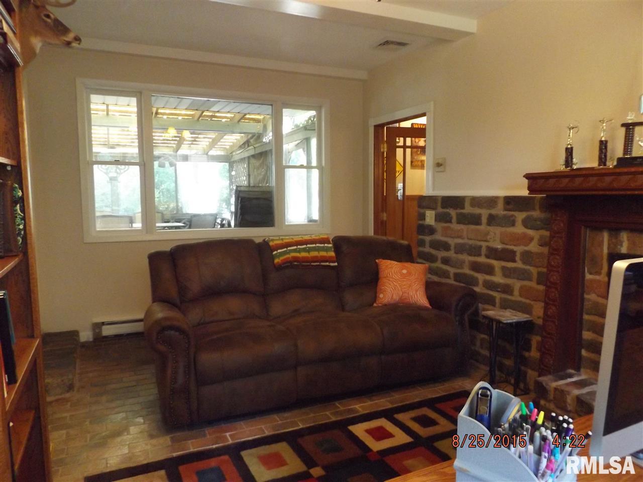 18179 Red Shale Hill Road Pekin, IL 61554 - Photo 9 of 35