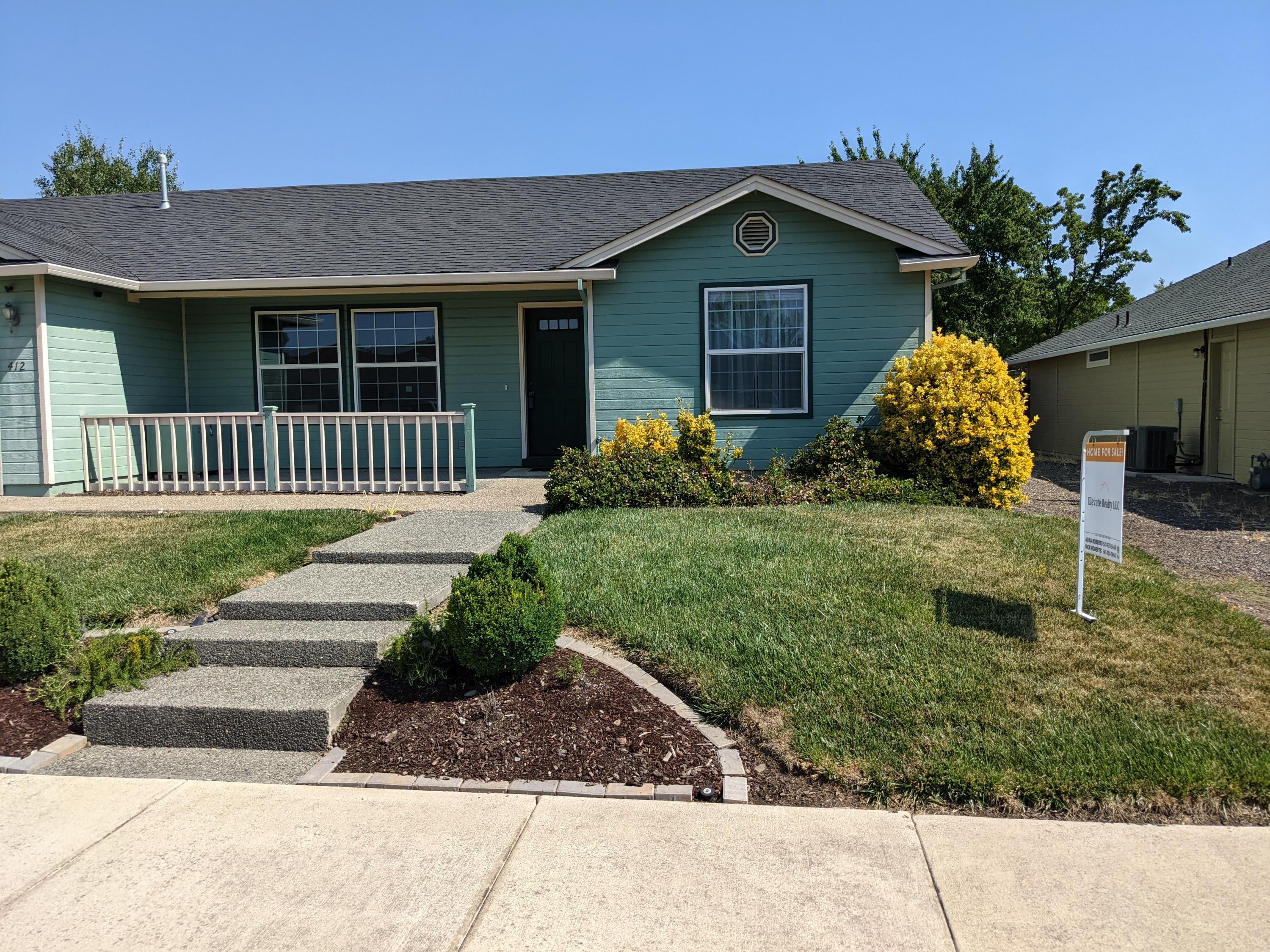 412 Merlee Circle Eagle Point, OR 97524 - Photo 3 of 17 324