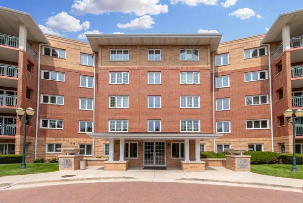 $325,000 | 710 Creekside Drive, Unit 302, Mount Prospect, IL 60056