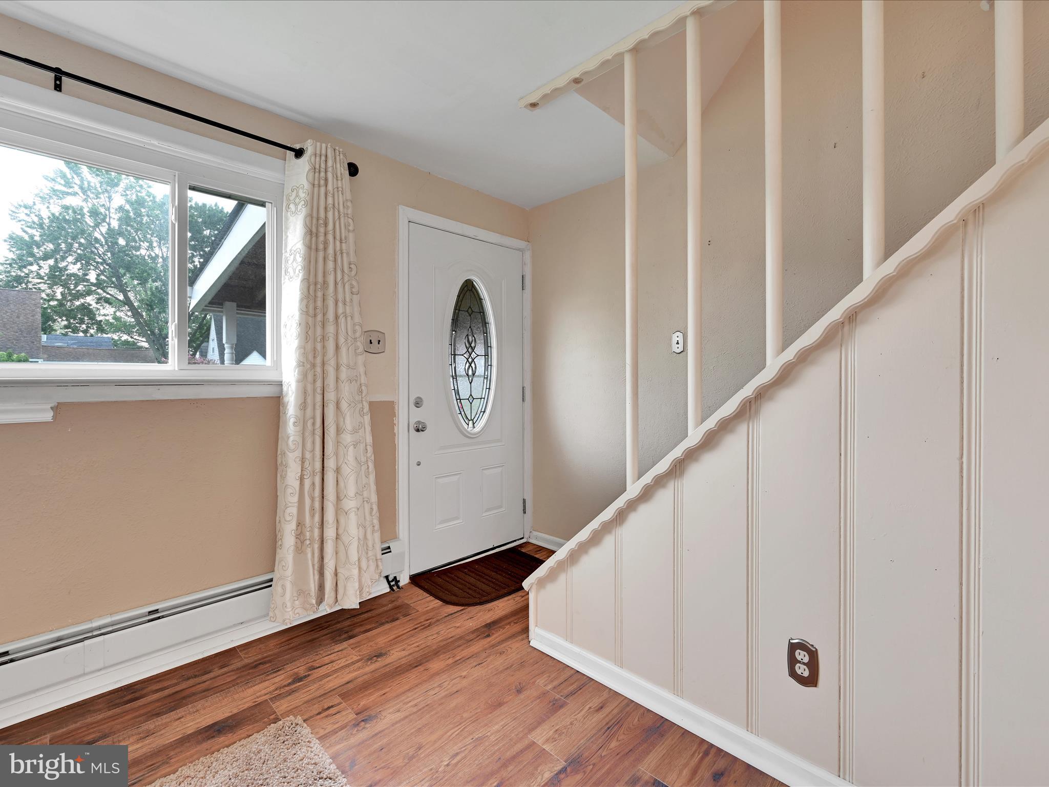 731 Hickory Road Secane, PA 19018 - Photo 5 of 29 Foyer