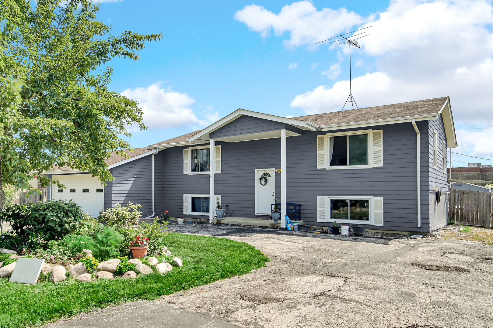 4-n425 7th Avenue Addison, IL 60101 - Photo 2 of 11