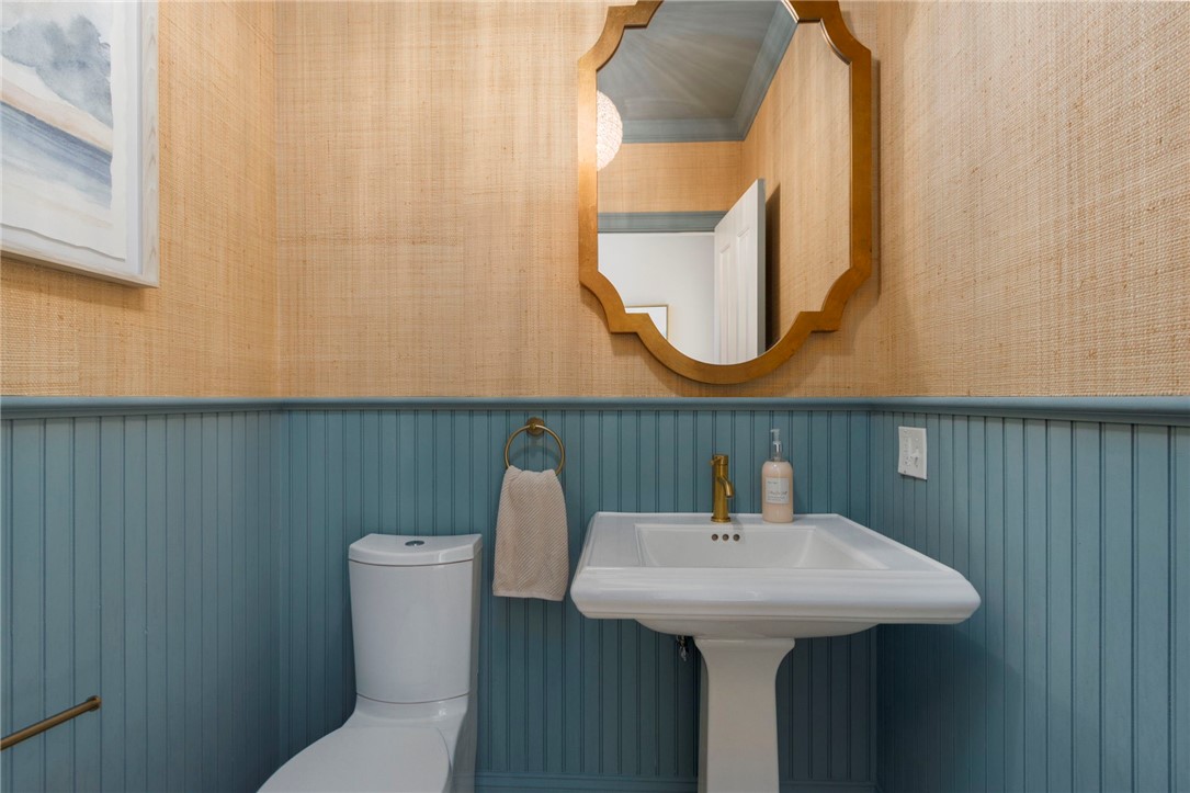 104 Ferry Road Bristol, RI 02809 - Photo 25 of 45 Power room