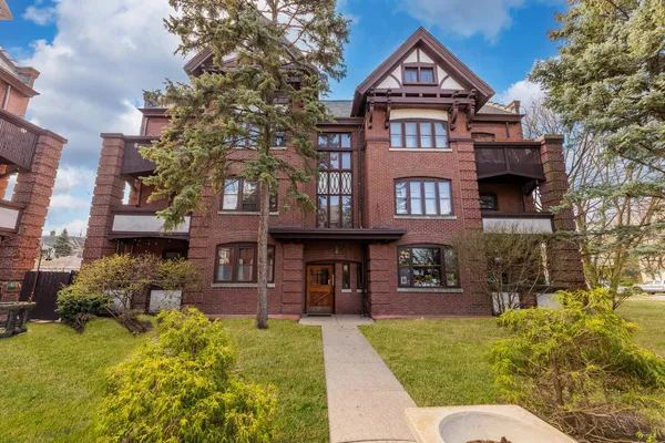 $315,000 | 116 South East Avenue, Unit 1E, Oak Park, IL 60302
