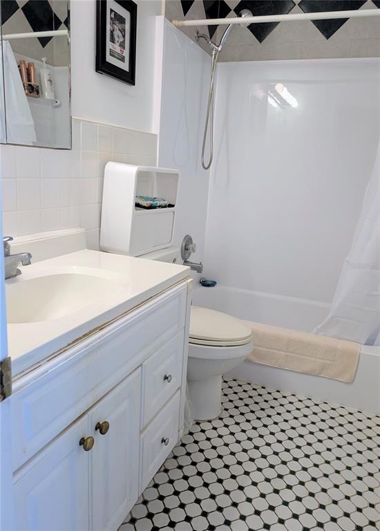 8055 112th Street North, Unit 403 Seminole, FL 33772 - Photo 14 of 37 a bathroom with a sink a toilet and shower