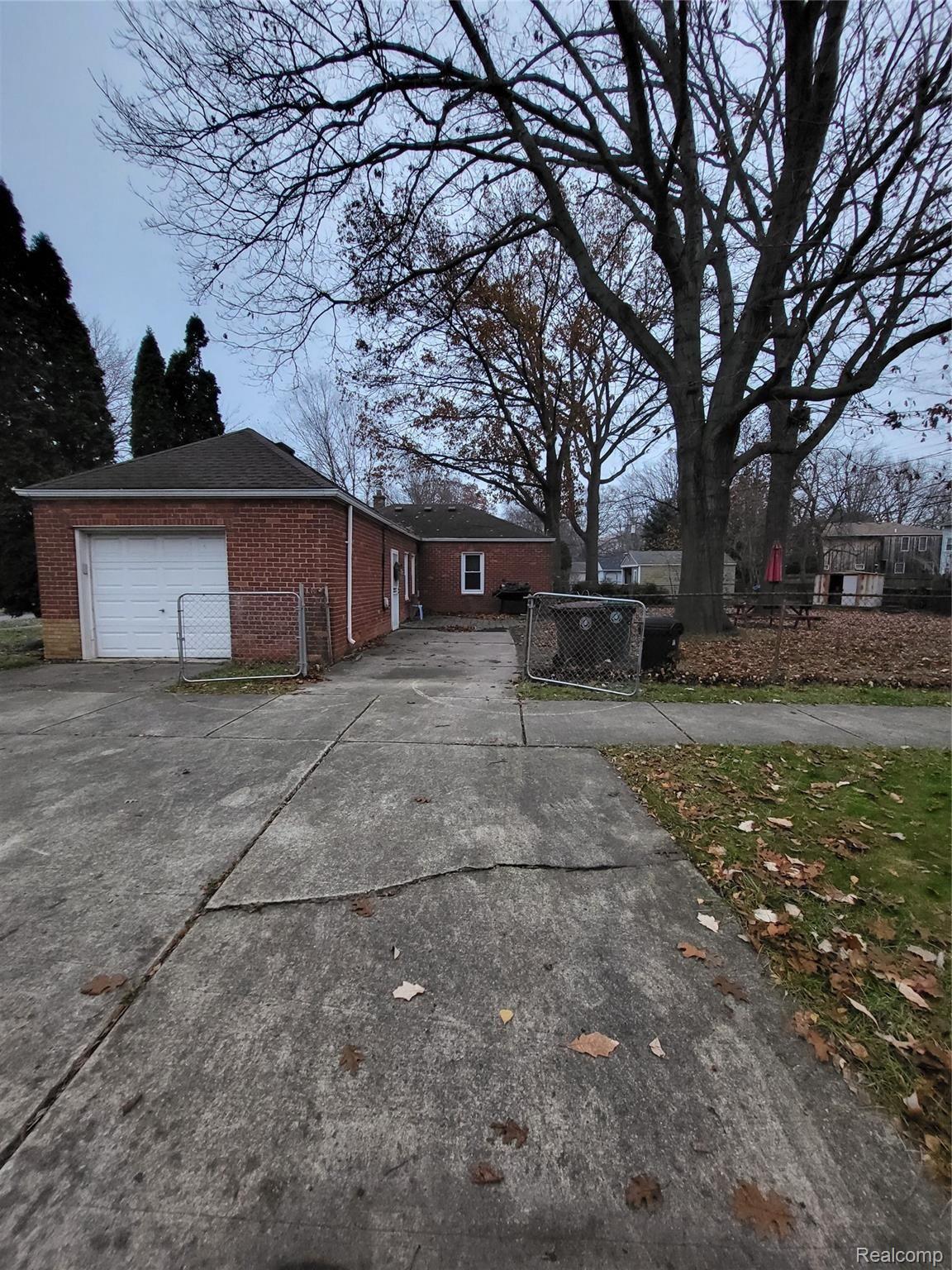 2239 Roslyn Road Grosse Pointe, MI 48236 - Photo 4 of 32 20211201_165430.jpg
