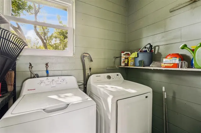 a view of a backyard