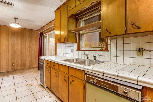 a view of a livingroom with a ceiling fan and window