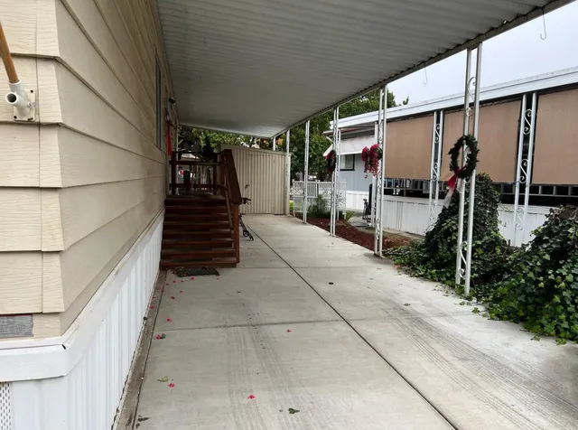 a view of entryway with a front door