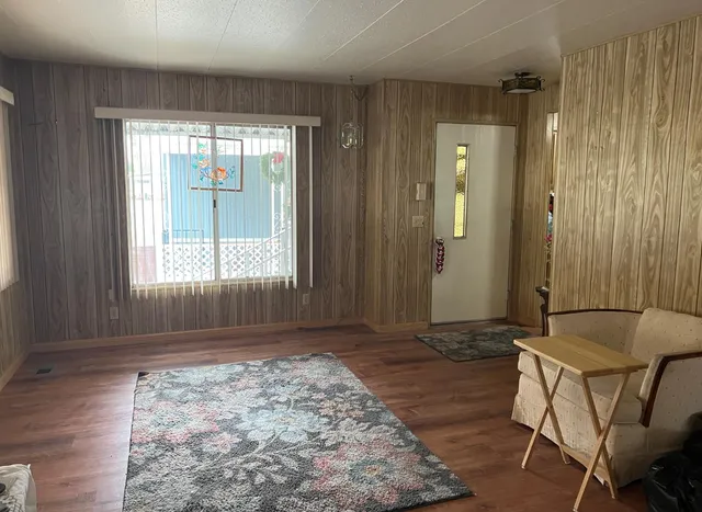 a view of livingroom with furniture