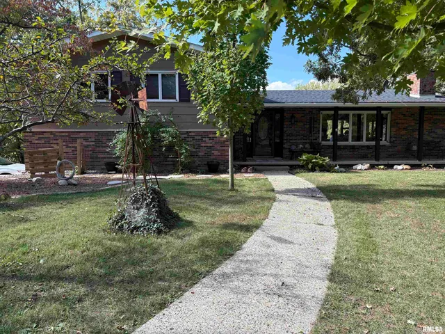 $375,500 | 524 Lakeside Drive, Taylorville, IL 62568