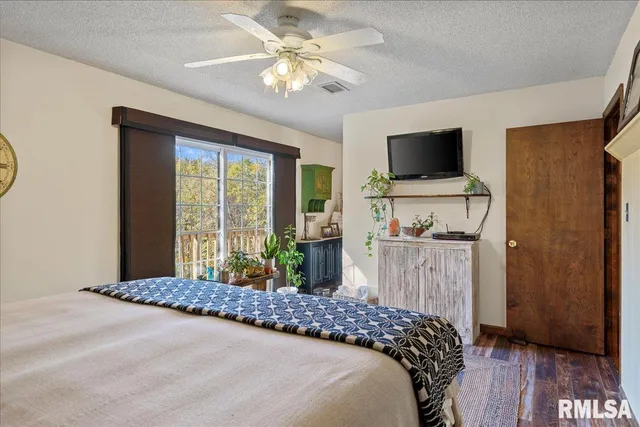 $375,500 | 524 Lakeside Drive, Taylorville, IL 62568