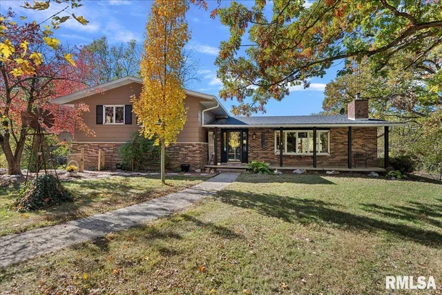 $375,500 | 524 Lakeside Drive, Taylorville, IL 62568