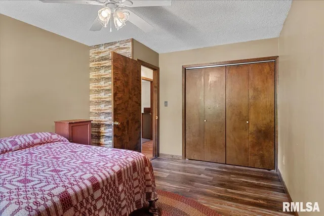 $375,500 | 524 Lakeside Drive, Taylorville, IL 62568