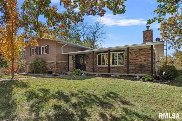 $375,500 | 524 Lakeside Drive, Taylorville, IL 62568