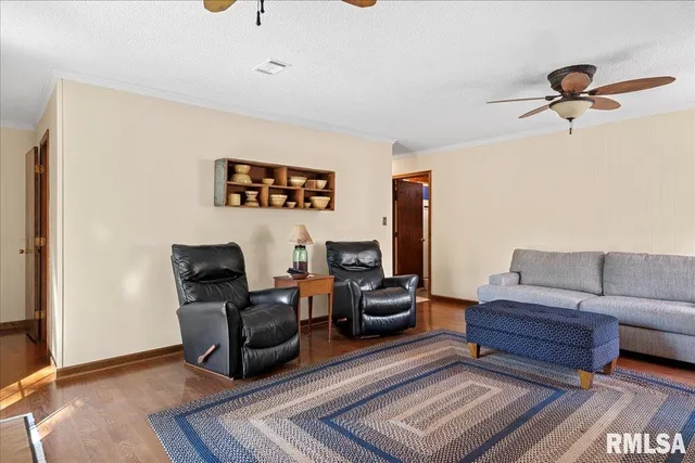 $375,500 | 524 Lakeside Drive, Taylorville, IL 62568