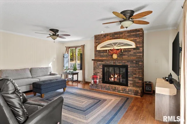 $375,500 | 524 Lakeside Drive, Taylorville, IL 62568