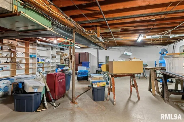 $375,500 | 524 Lakeside Drive, Taylorville, IL 62568