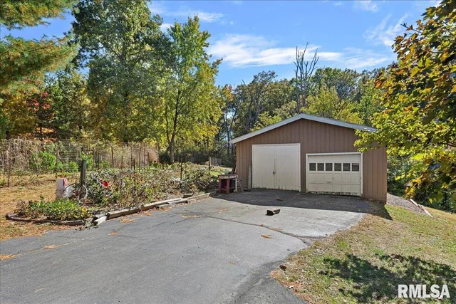 $375,500 | 524 Lakeside Drive, Taylorville, IL 62568