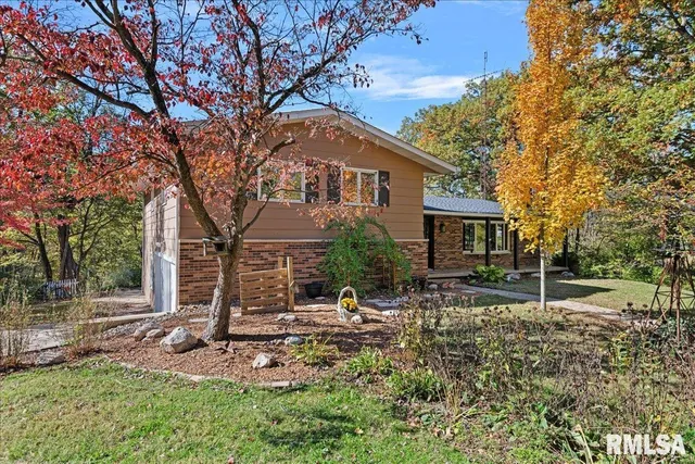 $375,500 | 524 Lakeside Drive, Taylorville, IL 62568