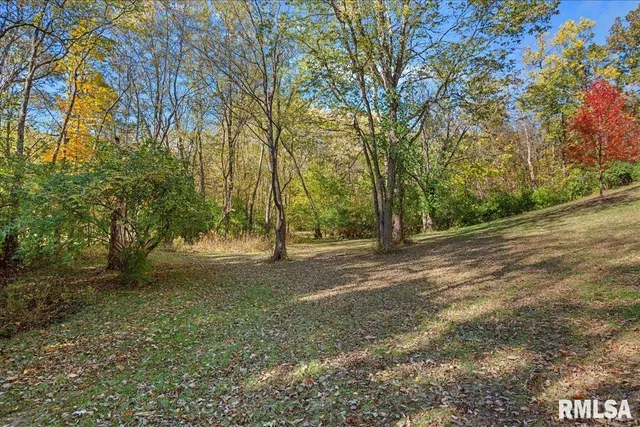 $375,500 | 524 Lakeside Drive, Taylorville, IL 62568