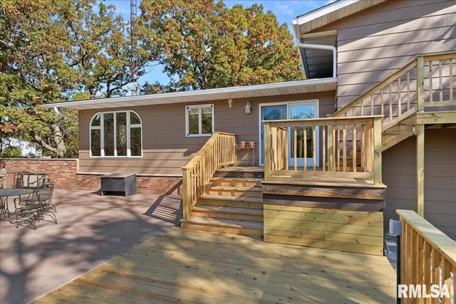 $375,500 | 524 Lakeside Drive, Taylorville, IL 62568