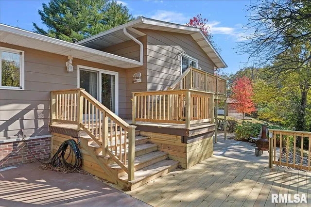 $375,500 | 524 Lakeside Drive, Taylorville, IL 62568