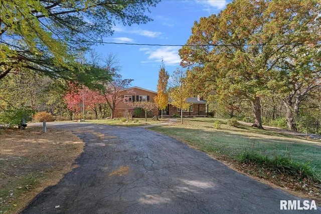 $375,500 | 524 Lakeside Drive, Taylorville, IL 62568