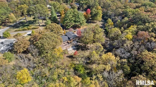 $375,500 | 524 Lakeside Drive, Taylorville, IL 62568