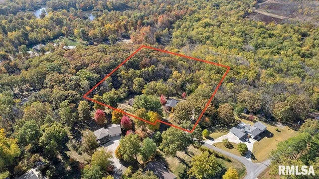 $375,500 | 524 Lakeside Drive, Taylorville, IL 62568