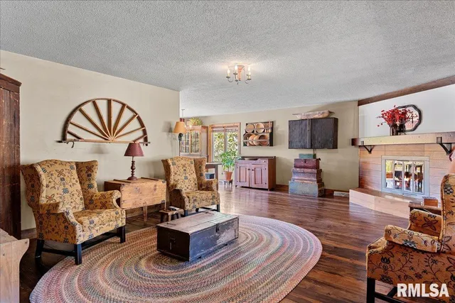 $375,500 | 524 Lakeside Drive, Taylorville, IL 62568