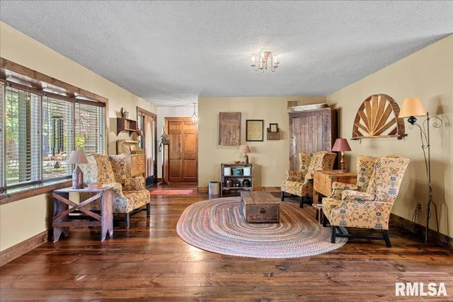 $375,500 | 524 Lakeside Drive, Taylorville, IL 62568