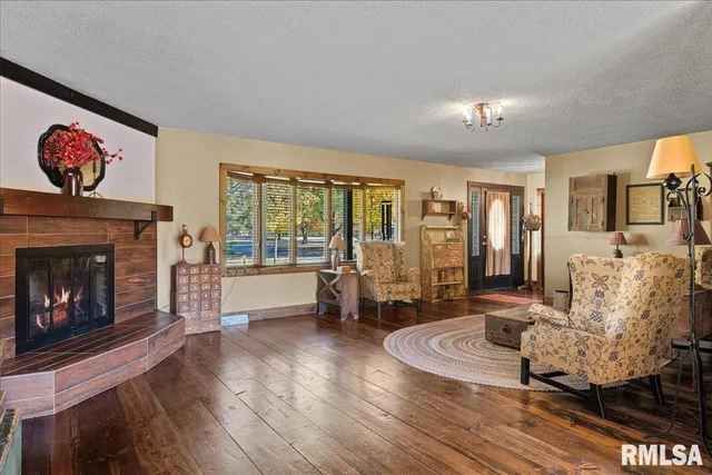 $375,500 | 524 Lakeside Drive, Taylorville, IL 62568