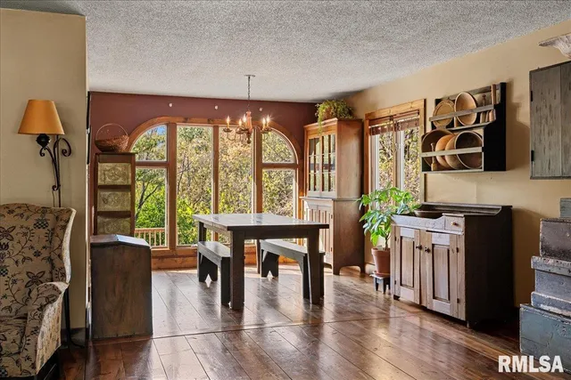 $375,500 | 524 Lakeside Drive, Taylorville, IL 62568