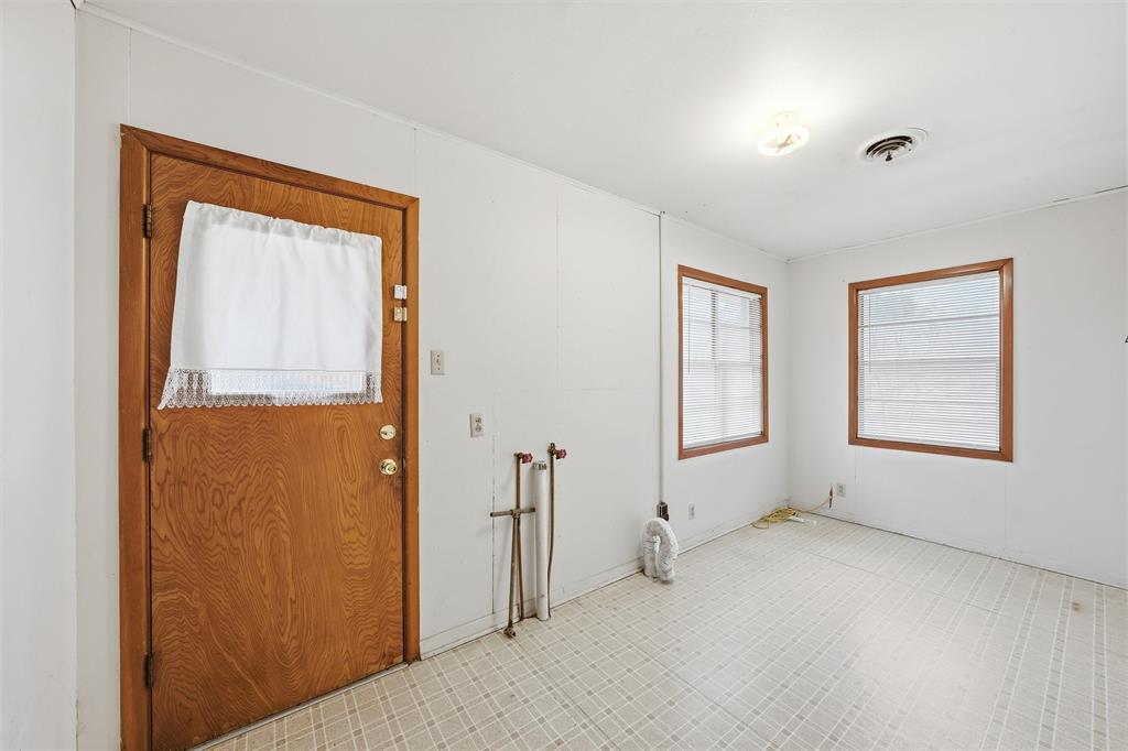 511 South Harrison Street West, TX 76691 - Photo 10 of 26