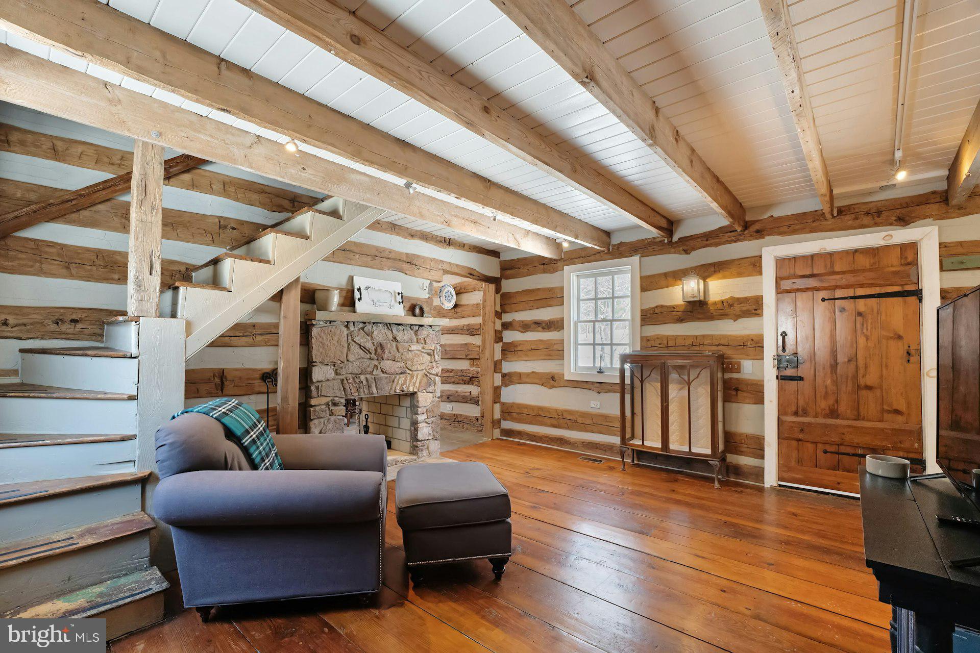 43470 Evans Pond Road Leesburg, VA 20176 - Photo 106 of 114 a living room with furniture and wooden floor
