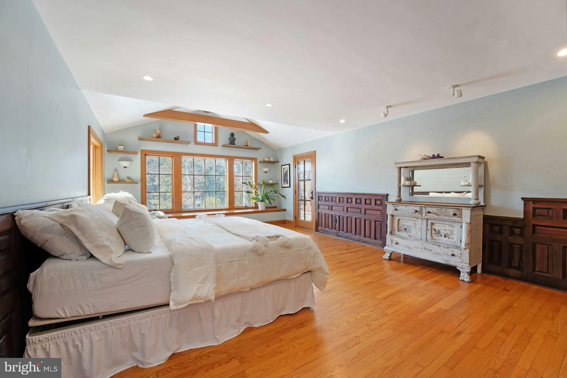 43470 Evans Pond Road Leesburg, VA 20176 - Photo 29 of 114 a spacious bedroom with a large bed and a dresser