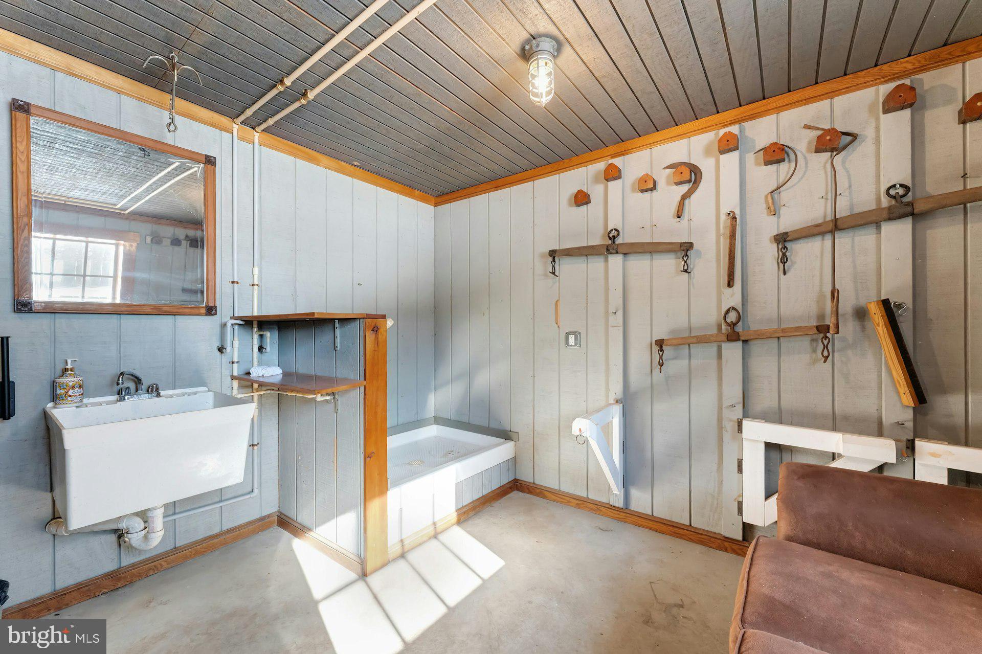 43470 Evans Pond Road Leesburg, VA 20176 - Photo 74 of 114 a bathroom with a tub sink and mirror