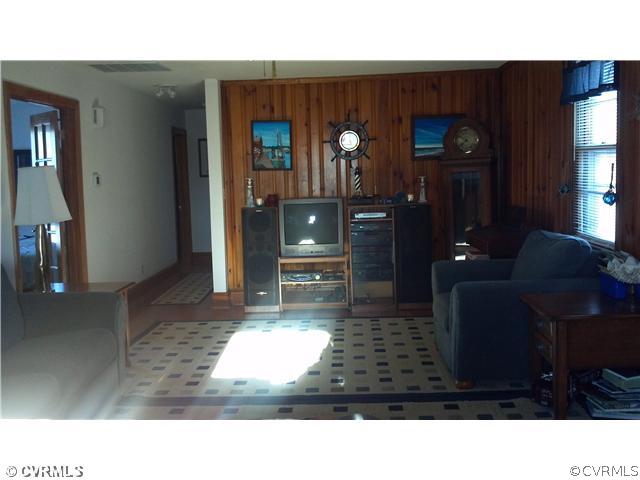 25103 Cox Road Petersburg, VA 23803 - Photo 11 of 18 Living Room
