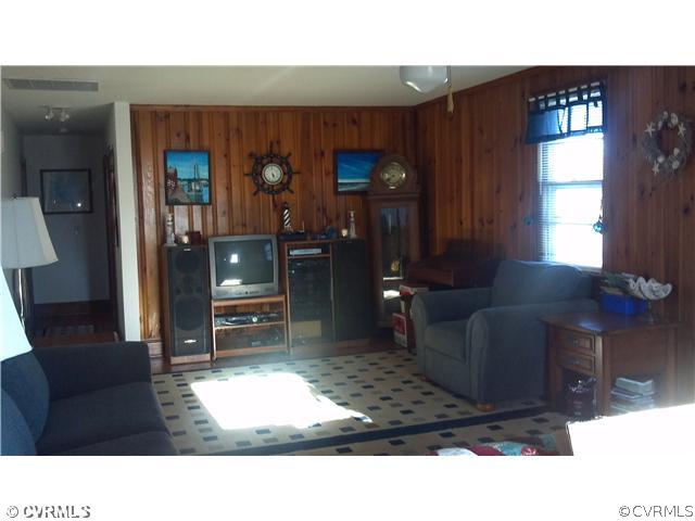 25103 Cox Road Petersburg, VA 23803 - Photo 10 of 18 Living Room