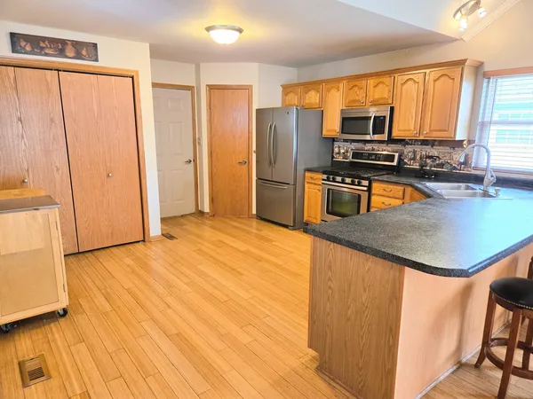 $275,000 | 130 South McGinty Street, Diamond, IL 60416