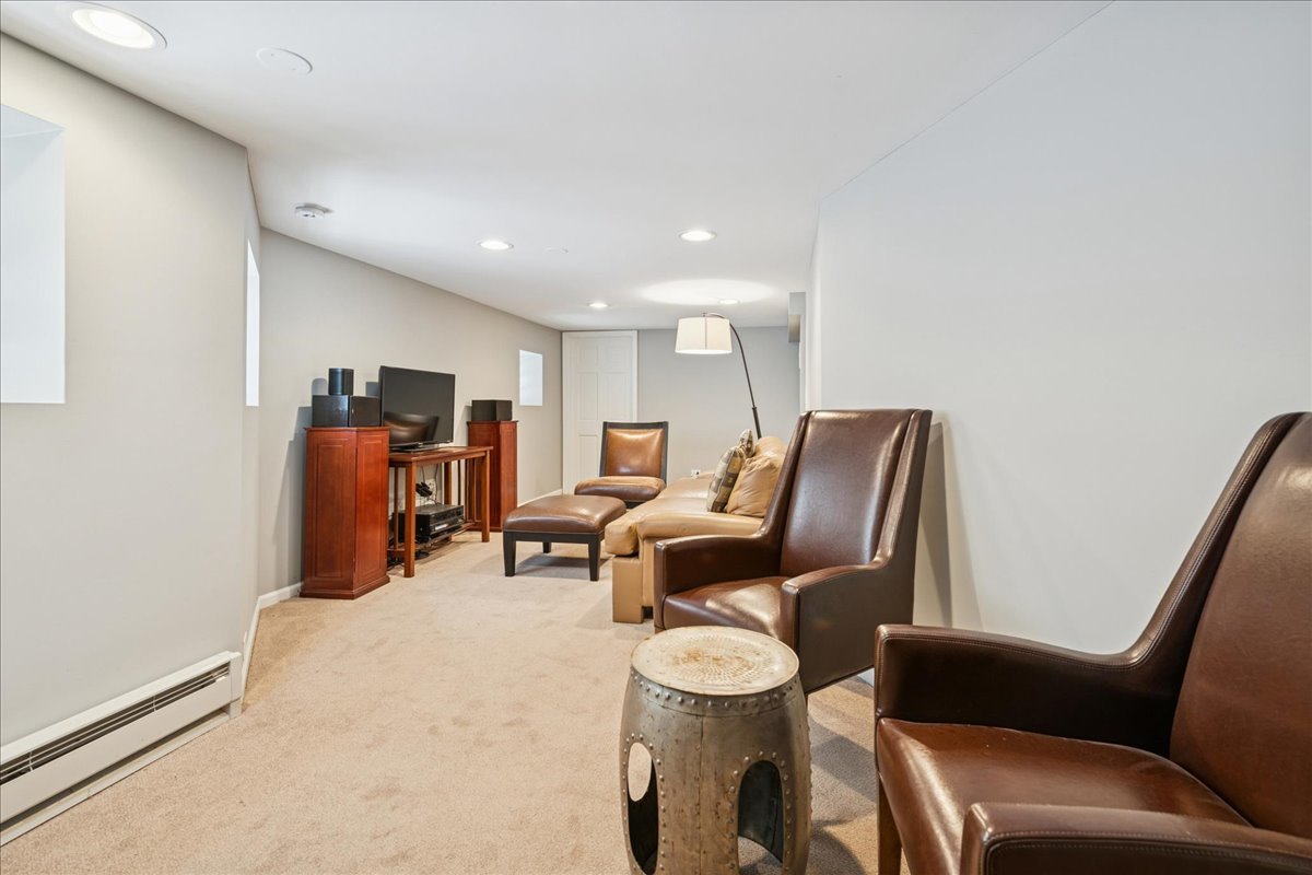 3821 North Hamlin Avenue Chicago, IL 60618 - Photo 34 of 41