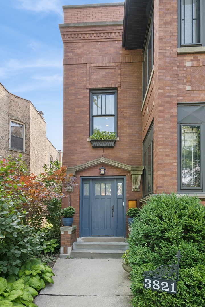 3821 North Hamlin Avenue Chicago, IL 60618 - Photo 4 of 41