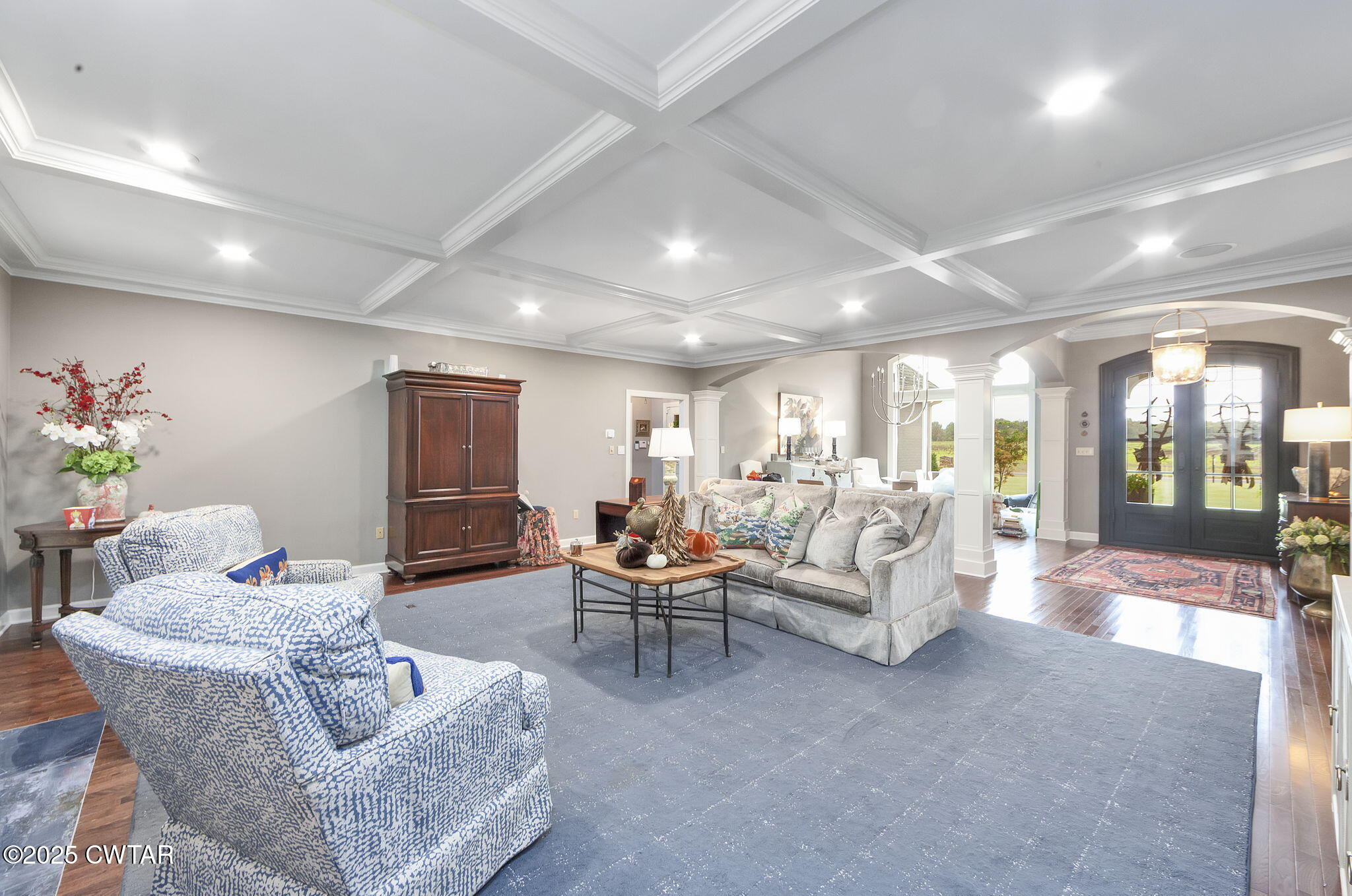 119 Bascom Road Jackson, TN 38305 - Photo 3 of 49 a living room with furniture and a potted plant