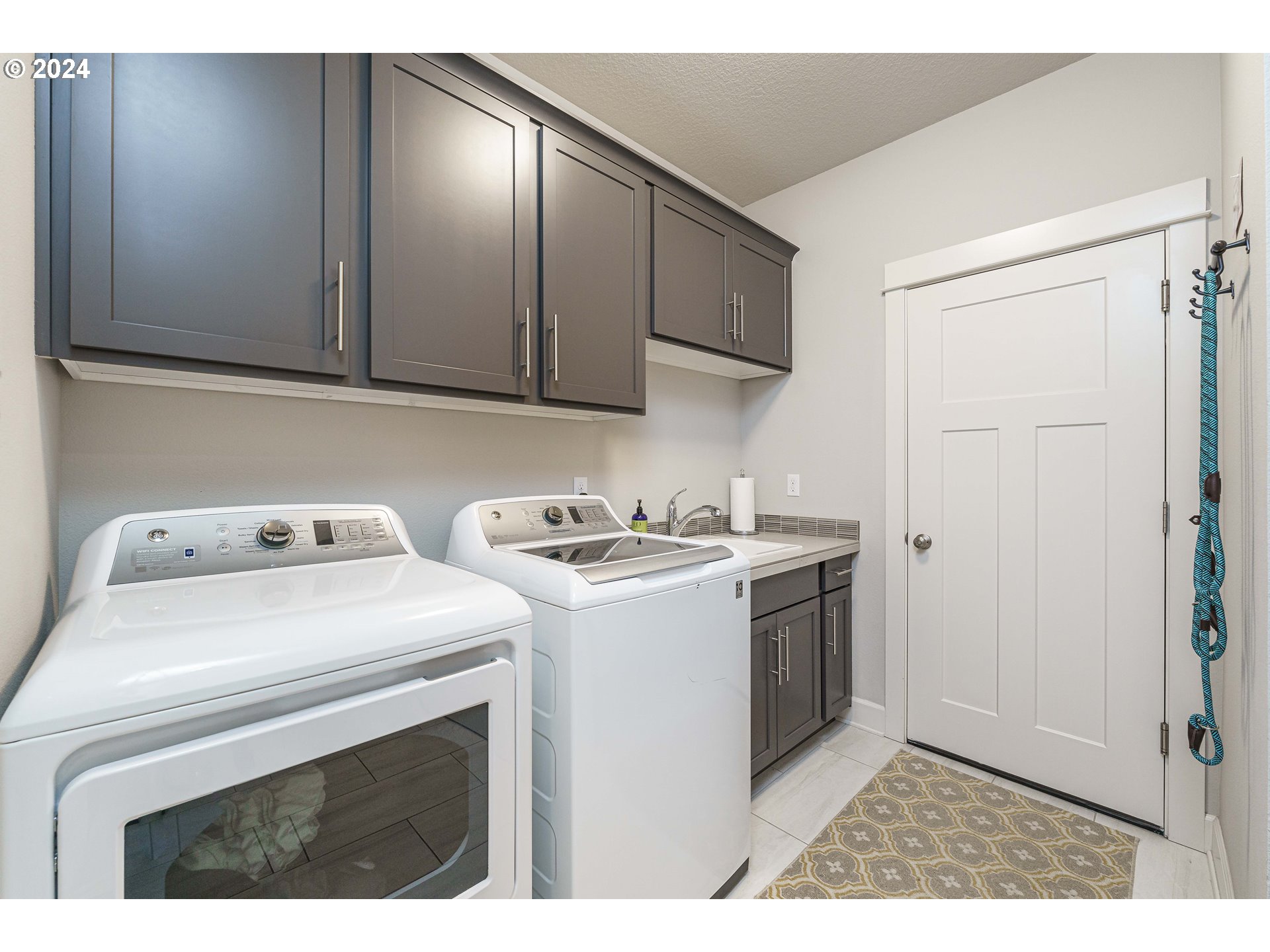 1839 South 47th Place Ridgefield, WA 98642 - Photo 11 of 40 a utility room with dryer and washer