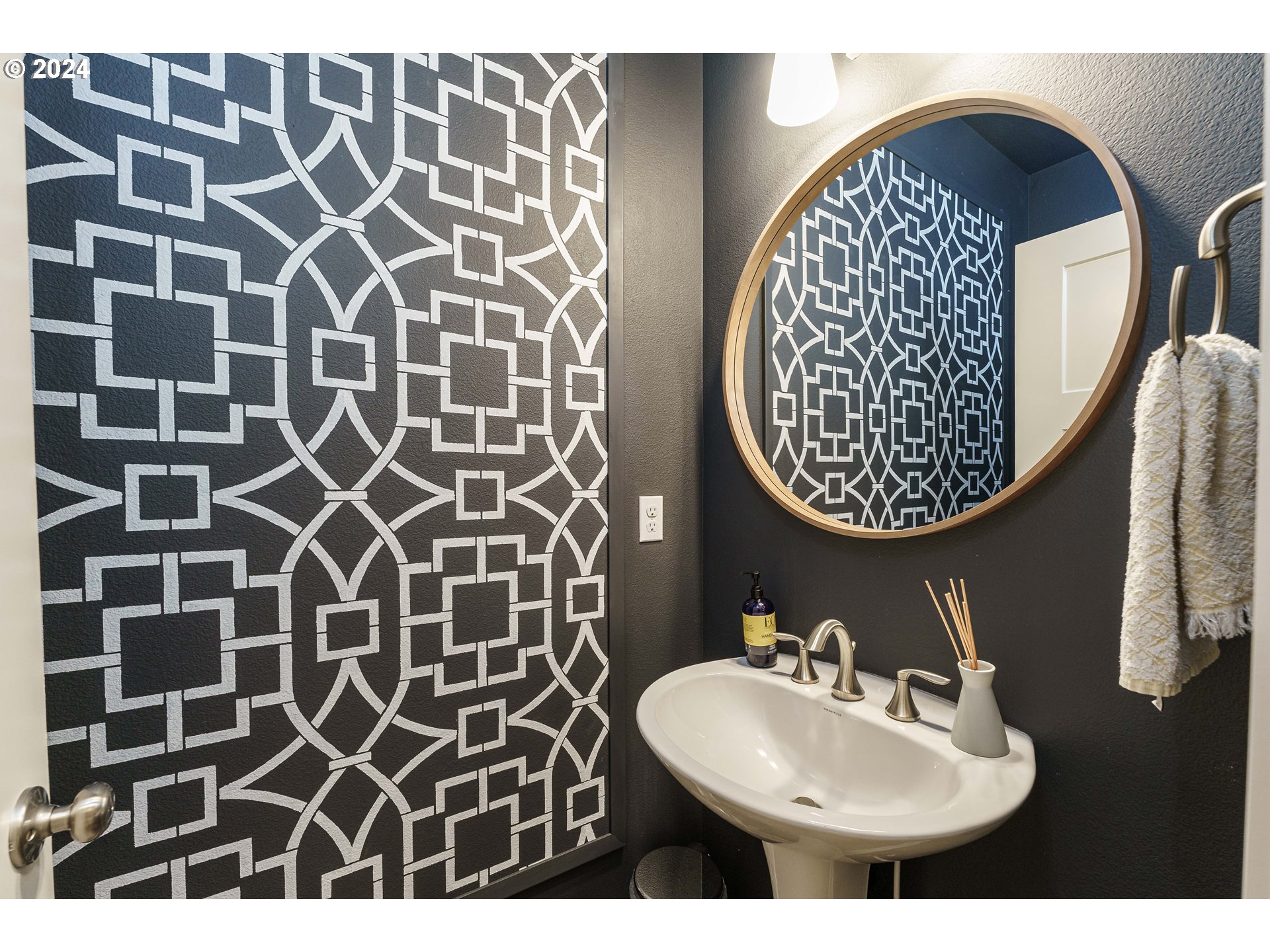 1839 South 47th Place Ridgefield, WA 98642 - Photo 10 of 40 a bathroom with a sink and a mirror
