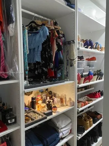 $6,900 | 428 North Crescent Drive, Hollywood, FL 33021