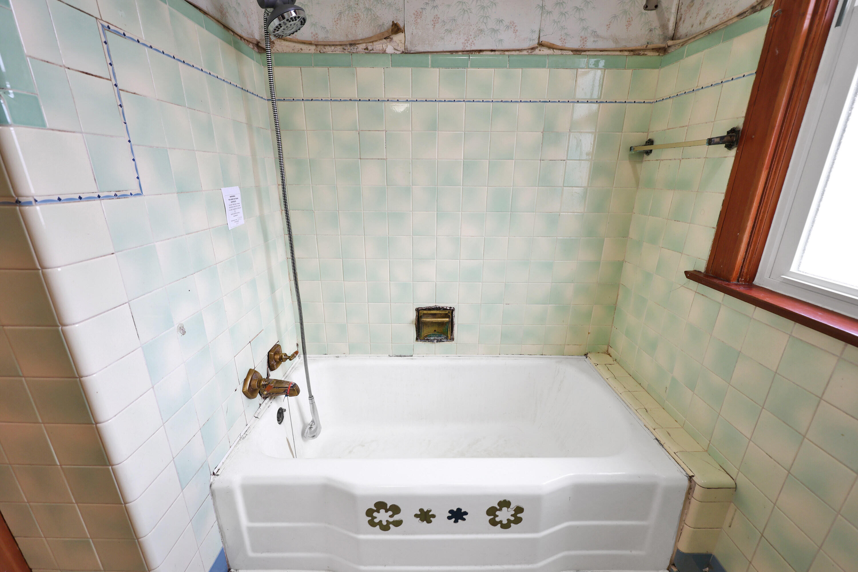 112 South Indiana Street Hobart, IN 46342 - Photo 11 of 25 a bathroom with a bathtub and shower