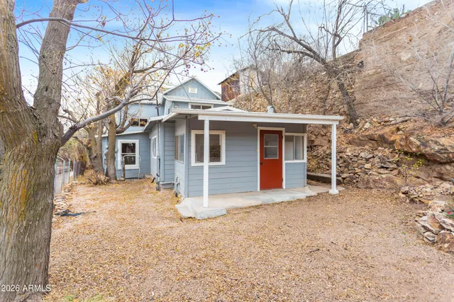 a view of a backyard