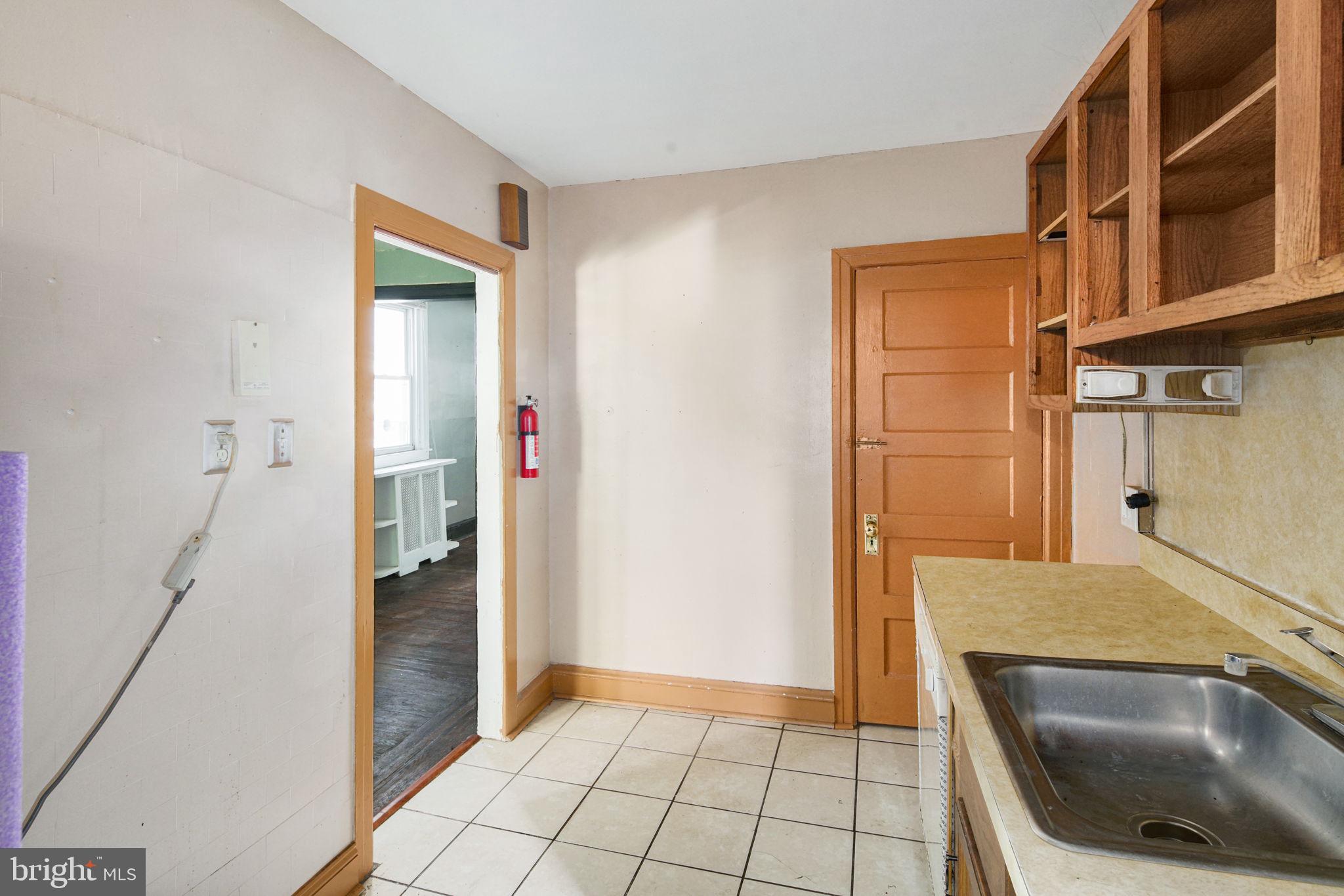 7501 Parkview Road Upper Darby, PA 19082 - Photo 8 of 28