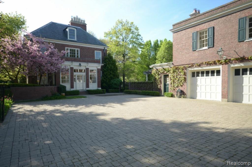 99 Lothrop Road Grosse Pointe, MI 48236 - Photo 24 of 28 14 side entry.jpg